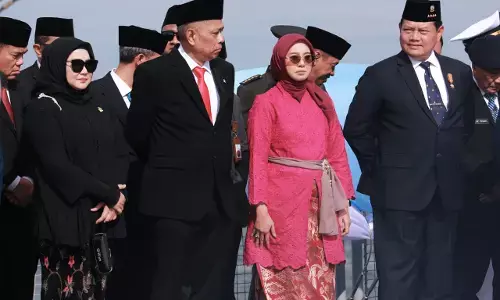 Hari Pahlawan, Kemensos dan TNI AL gelar upacara tabur bunga di Teluk Jakarta