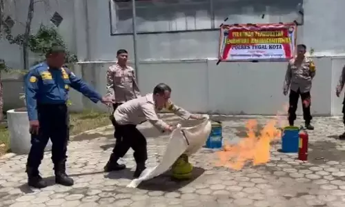 Bhabinkamtibmas Polres Tegal Kota dibekali pertolongan pertama dan simulasi kebakaran Bhabinkamtibmas Polres Tegal Kota dibekali pertolongan pertama dan simulasi kebakaran