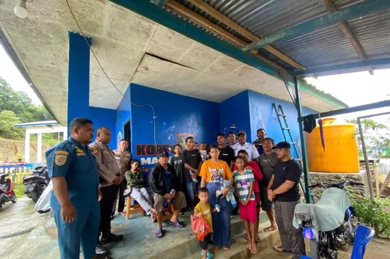 Speedboat mogok mesin, polisi evakuasi 13 penumpang