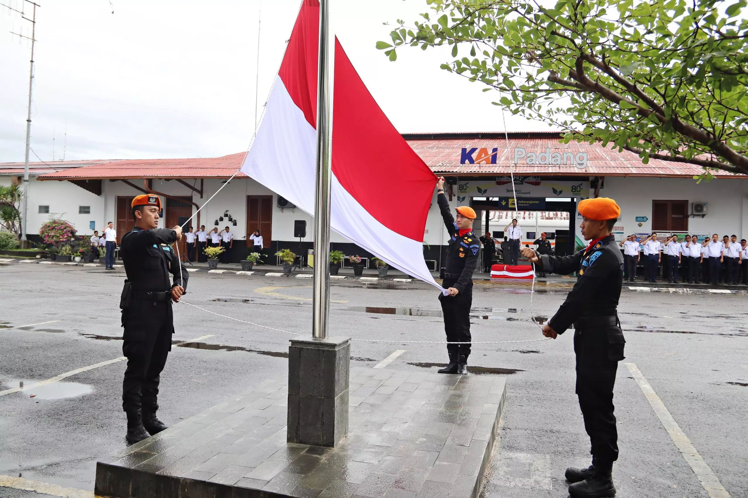 Hari Pahlawan, KAI Divre II Sumbar gelar upacara dan sapa pelanggan setia KA