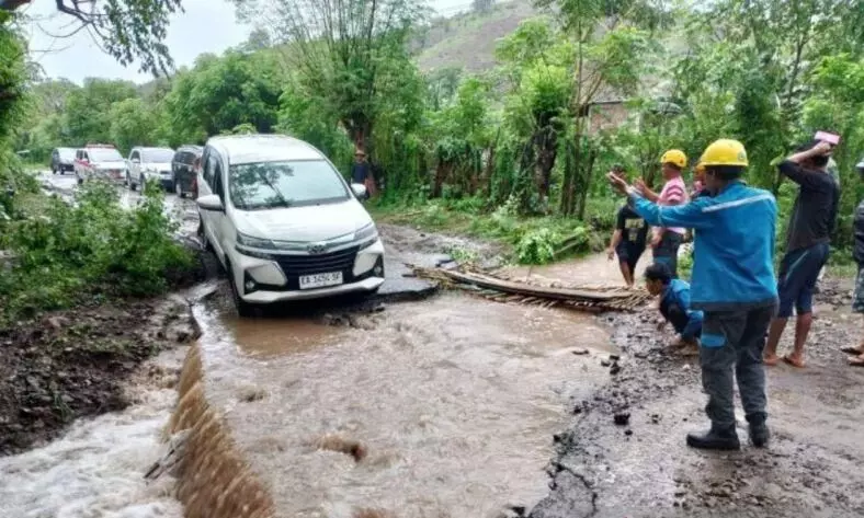Banjir, dua desa dan akses jalan di Dompu terputus