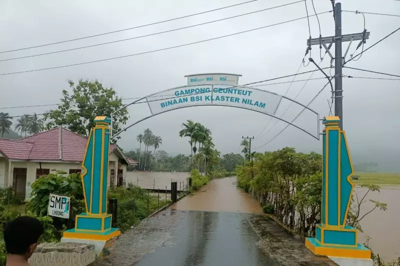 Banjir rendam sejumlah rumah di Aceh Besar Banjir rendam sejumlah rumah di Aceh Besar