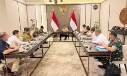 Prabowo pimpin rapat khusus di Lanud Halim sebelum bertolak ke Australia Prabowo pimpin rapat khusus di Lanud Halim sebelum bertolak ke Australia
