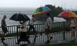 Kiat berwisata dengan aman dan menyenangkan saat musim hujan