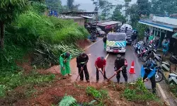 Longsor tutup akses jalur selatan Pakenjeng-Bungbulang di Garut Longsor tutup akses jalur selatan Pakenjeng-Bungbulang di Garut