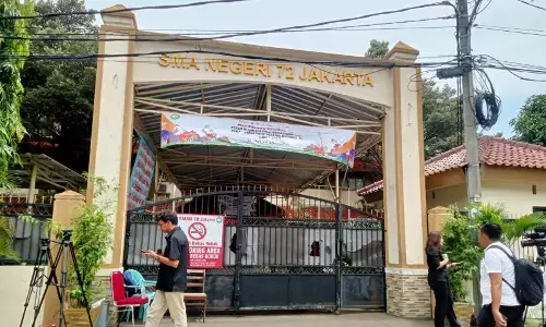 Petugas masih jaga ketat SMAN 72 Jakarta pascaledakan Petugas masih jaga ketat SMAN 72 Jakarta pascaledakan
