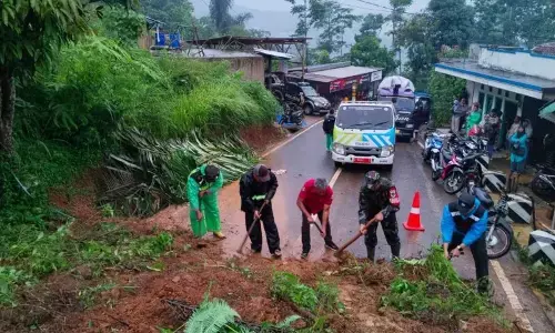 Longsor tutup akses jalur selatan Pakenjeng-Bungbulang di Garut Longsor tutup akses jalur selatan Pakenjeng-Bungbulang di Garut
