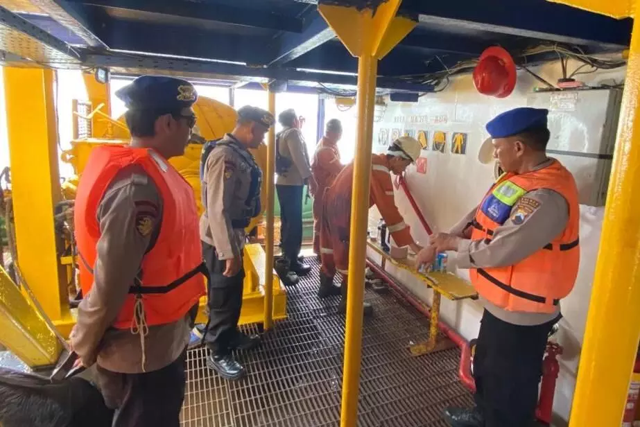 Sat Polairud Polres Tegal Kota beri pelayanan dan imbauan kamtibmas di Pelabuhan Pelindo Sat Polairud Polres Tegal Kota beri pelayanan dan imbauan kamtibmas di Pelabuhan Pelindo