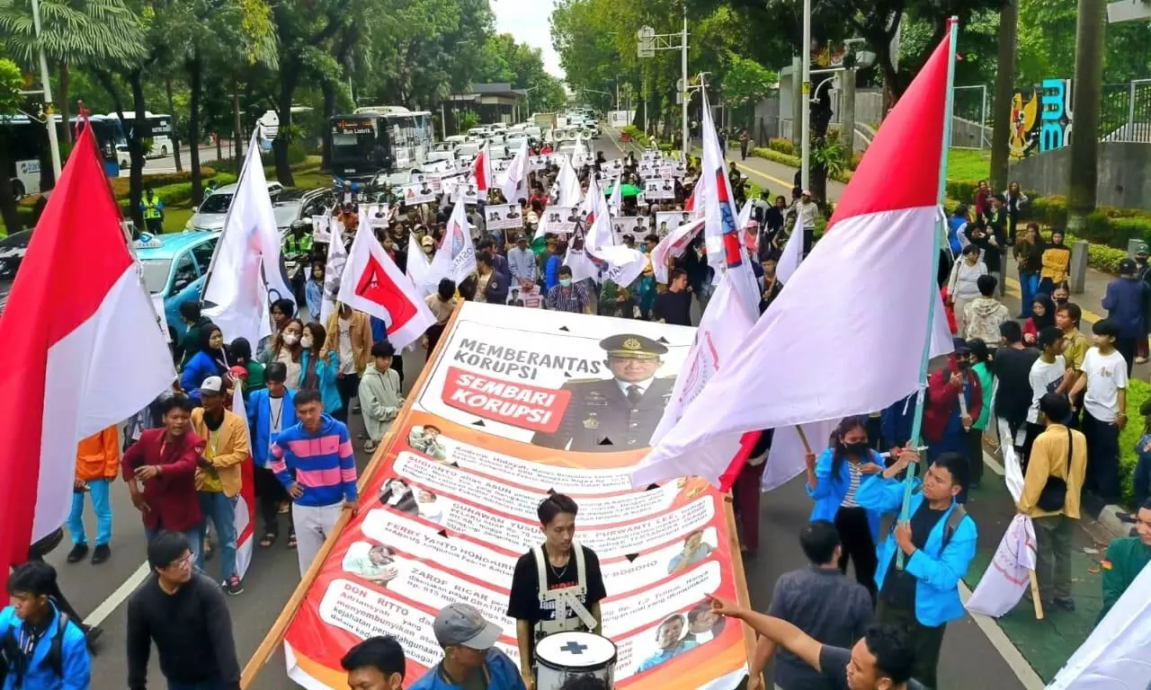 Unjuk Rasa KOSMAK di Monas, Desak Presiden Perintahkan KPK tangkap dan adili Jampidsus Febrie Adriansyah Unjuk Rasa KOSMAK di Monas, Desak Presiden Perintahkan KPK tangkap dan adili Jampidsus Febrie Adriansyah