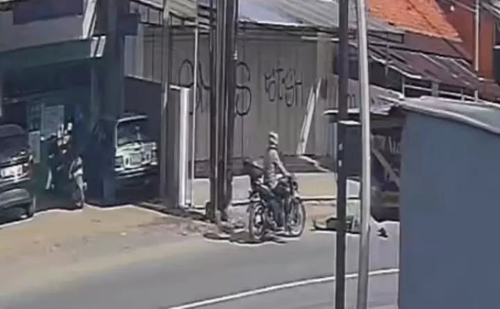 Warga jatuh dan pingsan di Jalan, Bhabinkamtibmas Debong Kidul berikan pertolongan