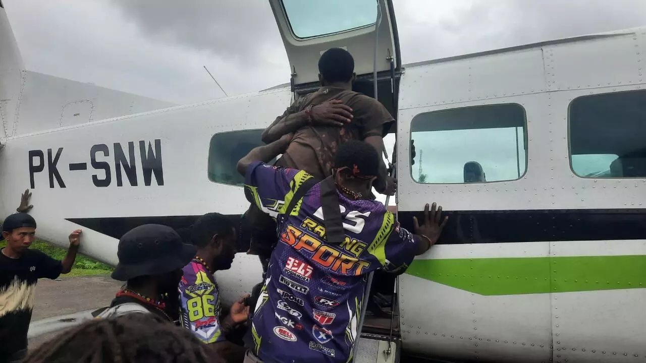 Polisi evakuasi tujuh korban perang saudara antar warga di Nduga, Papua ke RSUD Timika Polisi evakuasi tujuh korban perang saudara antar warga di Nduga, Papua ke RSUD Timika