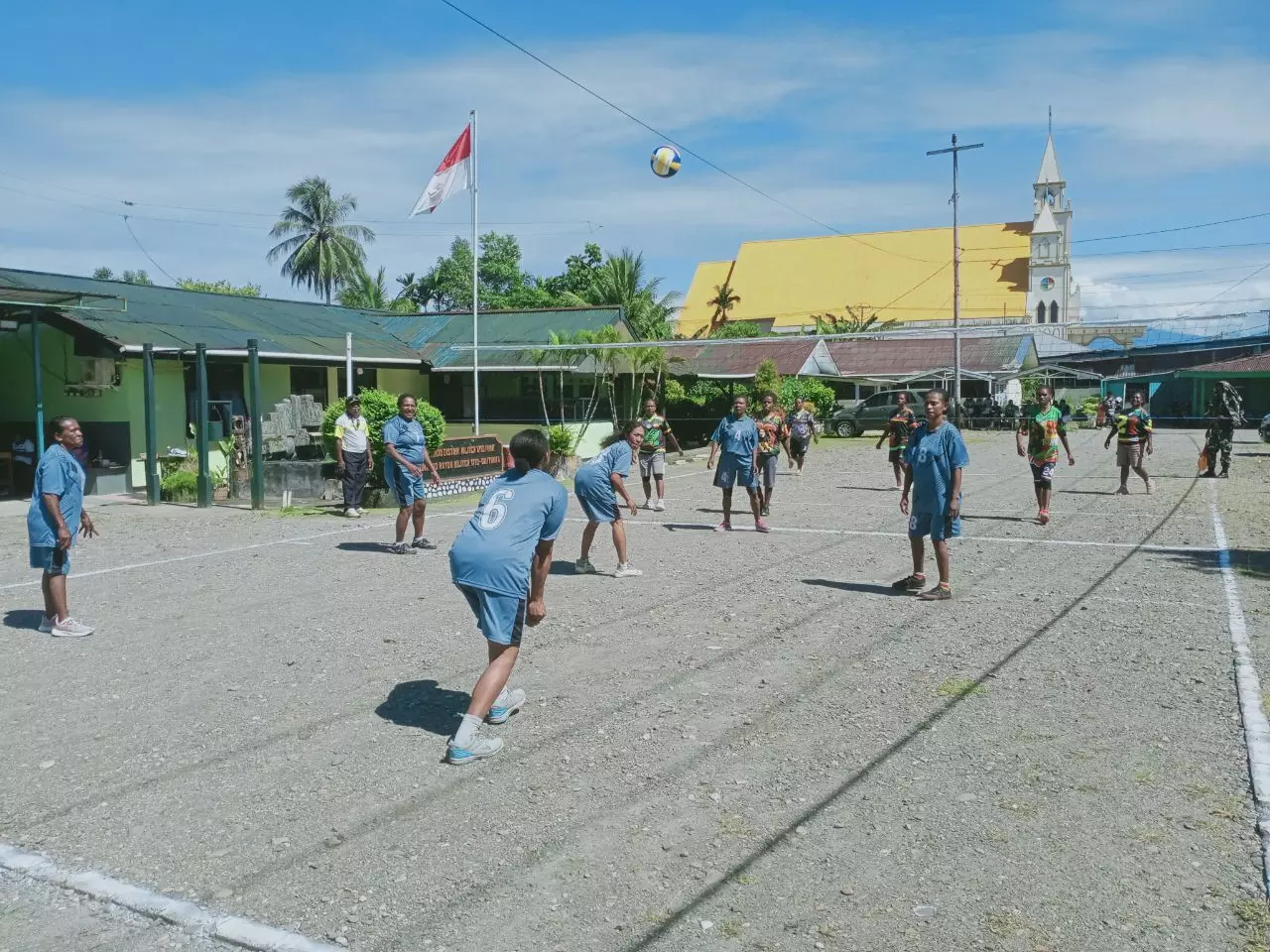 Koramil Timika gelar komsos kreatif bersama warga lewat lomba bola voli