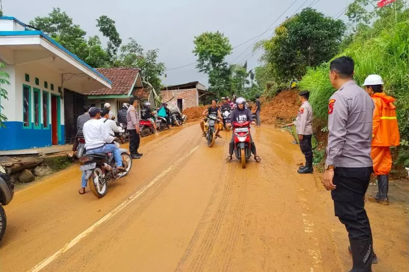 Polisi berlakukan buka tutup jalur yang tertimbun longsor di Garut