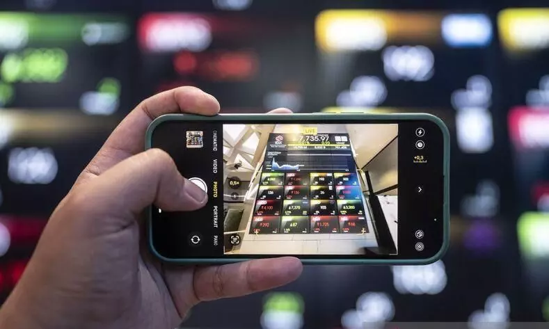 IHSG ditutup menguat di tengah pasar cermati upaya redenominasi Rupiah