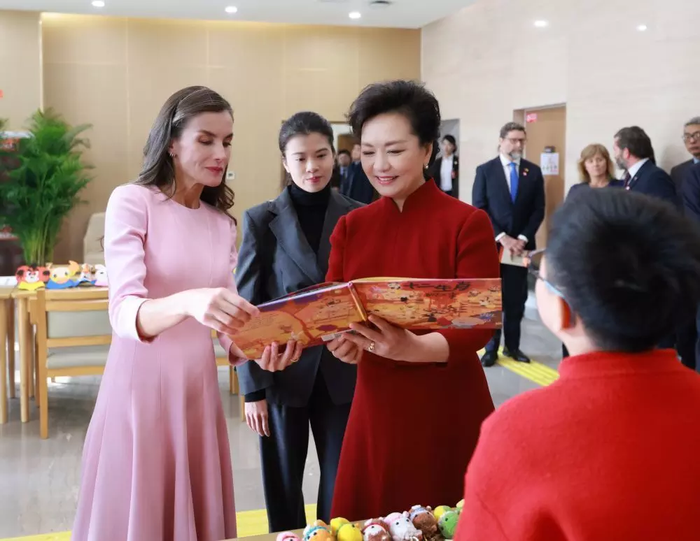 Peng Liyuan dan Ratu Spanyol kunjungi pusat percontohan layanan penyandang disabilitas Peng Liyuan dan Ratu Spanyol kunjungi pusat percontohan layanan penyandang disabilitas