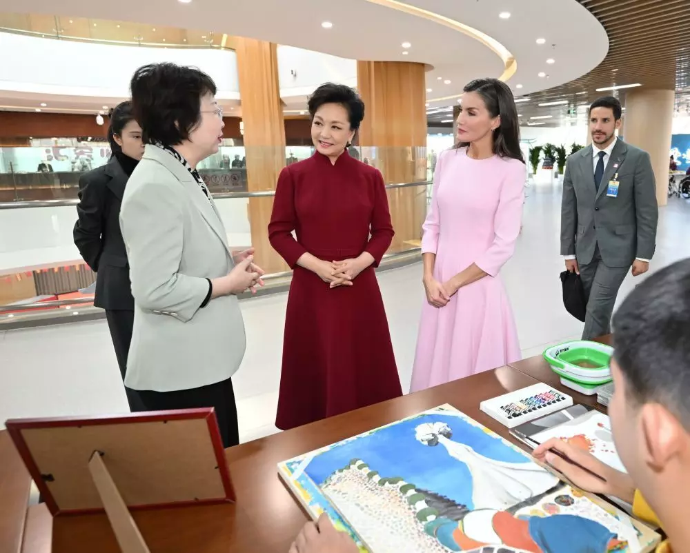Peng Liyuan dan Ratu Spanyol kunjungi pusat percontohan layanan penyandang disabilitas Peng Liyuan dan Ratu Spanyol kunjungi pusat percontohan layanan penyandang disabilitas