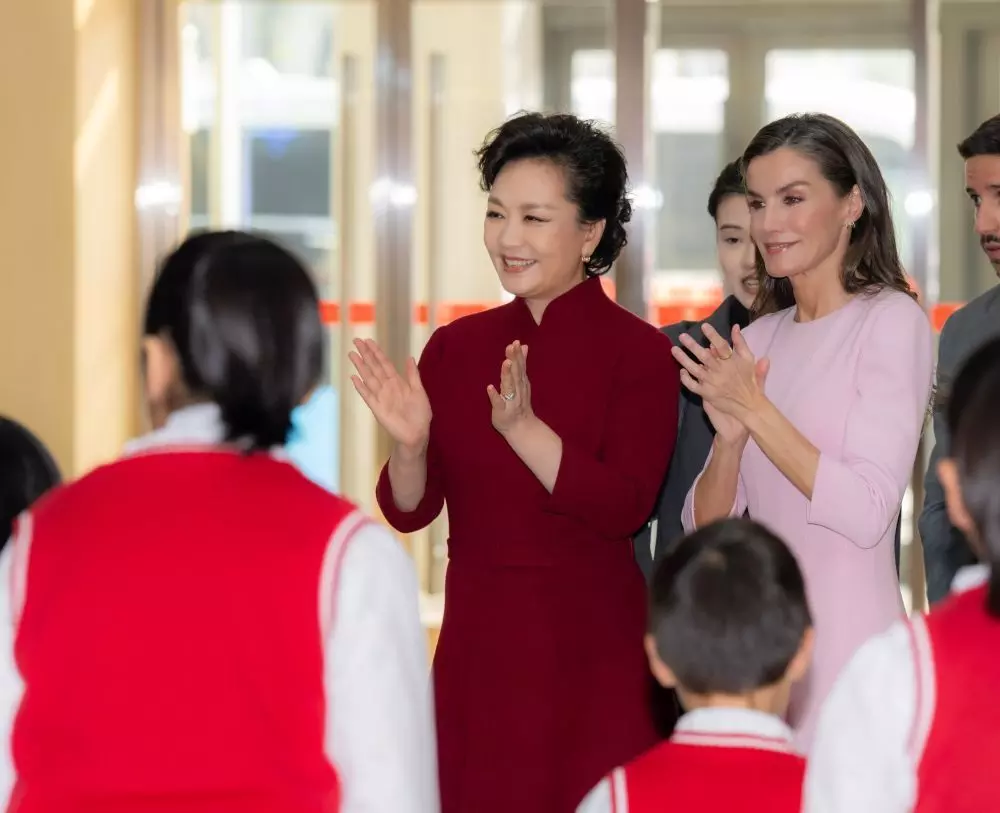 Peng Liyuan dan Ratu Spanyol kunjungi pusat percontohan layanan penyandang disabilitas Peng Liyuan dan Ratu Spanyol kunjungi pusat percontohan layanan penyandang disabilitas