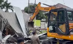Satpol PP tertibkan bangunan ilegal di kawasan KNPI Bogor Satpol PP tertibkan bangunan ilegal di kawasan KNPI Bogor