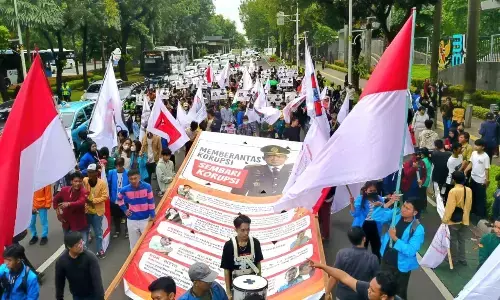 Unjuk Rasa KOSMAK di Monas, Desak Presiden Perintahkan KPK tangkap dan adili Jampidsus Febrie Adriansyah Unjuk Rasa KOSMAK di Monas, Desak Presiden Perintahkan KPK tangkap dan adili Jampidsus Febrie Adriansyah