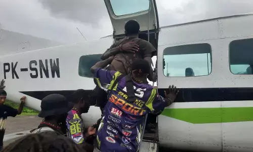 Polisi evakuasi tujuh korban perang saudara antar warga di Nduga, Papua ke RSUD Timika Polisi evakuasi tujuh korban perang saudara antar warga di Nduga, Papua ke RSUD Timika