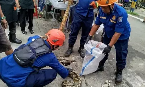 Damkar Depok bantu warga evakuasi ular sanca panjang 4 Meter di Sukmajaya Depok