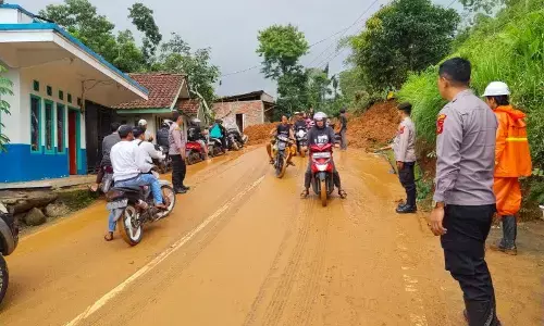 Polisi berlakukan buka tutup jalur yang tertimbun longsor di Garut Polisi berlakukan buka tutup jalur yang tertimbun longsor di Garut