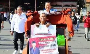 Puluhan penarik becak di Kudus terima bantuan becak listrik dari Presiden Prabowo