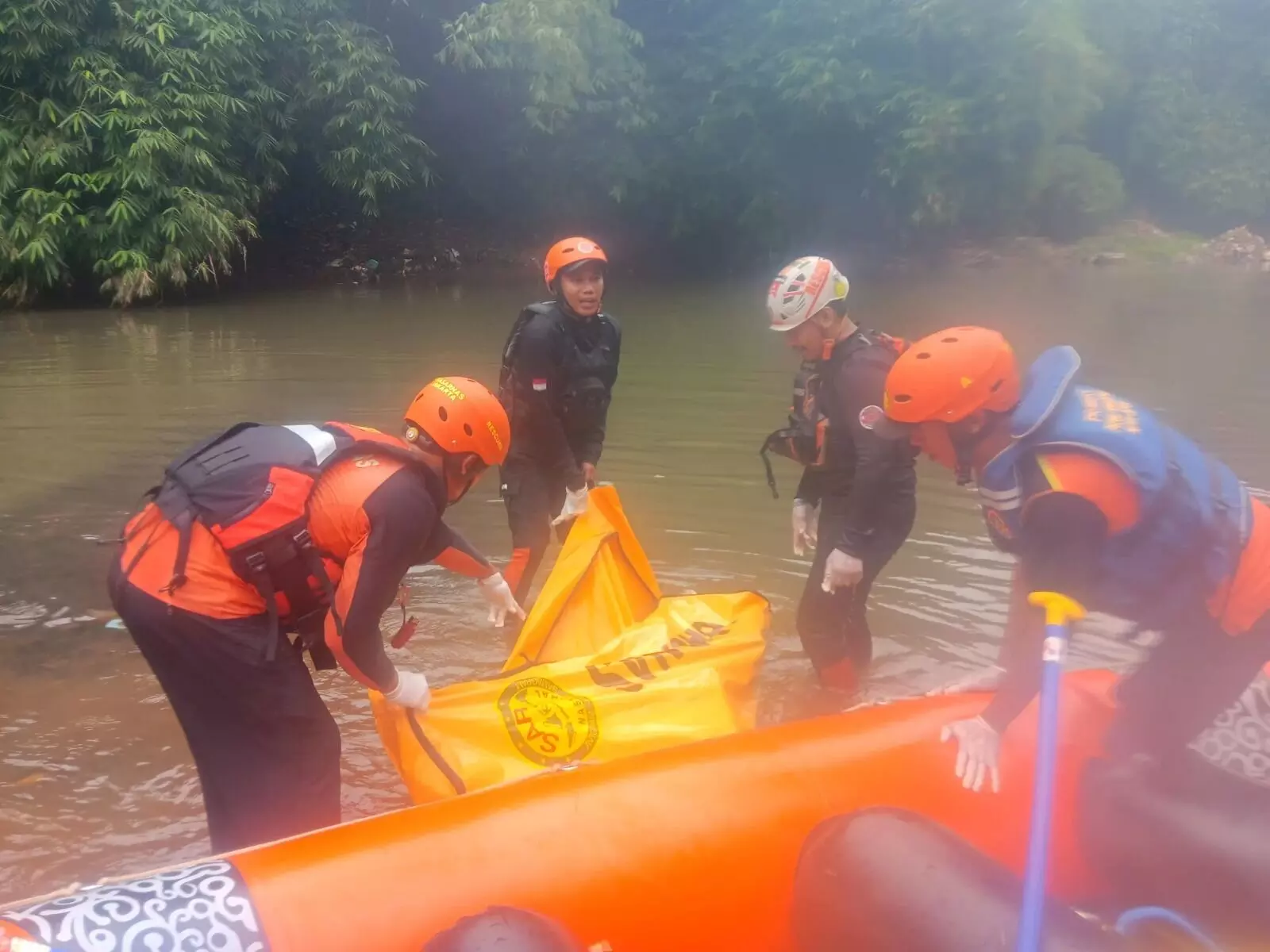Warga Kalimulya yang dilaporkan hanyut di Sungai Ciliwung, ditemukan tewas