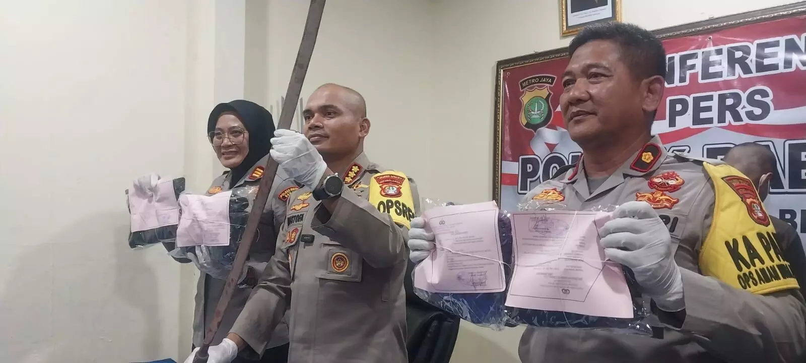 Polres Metro Bekasi tangkap dua pelaku penganiayaan hingga tewas di Desa Babelan