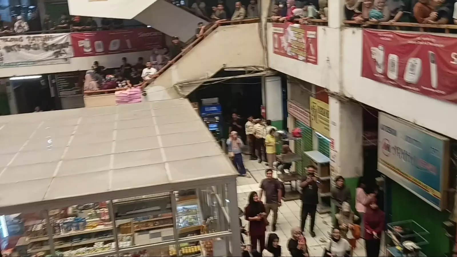 Langkah Pasar Jaya tutup kios di Pasar Pramuka disebut ilegal Langkah Pasar Jaya tutup kios di Pasar Pramuka disebut ilegal