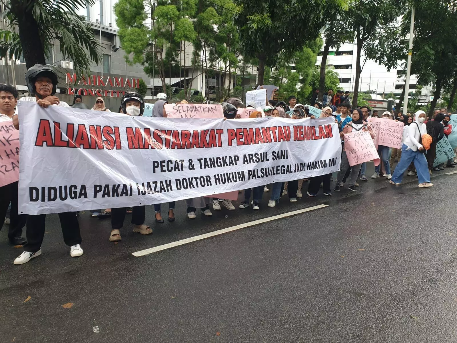 Sikapi dugaan ijazah palsu Asrul Sani, massa AMPK datangi MK