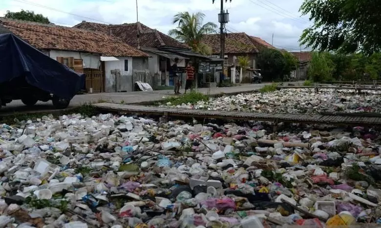 Tumpukan sampah sepanjang 30 meter sumbat kali Tirtayasa Serang