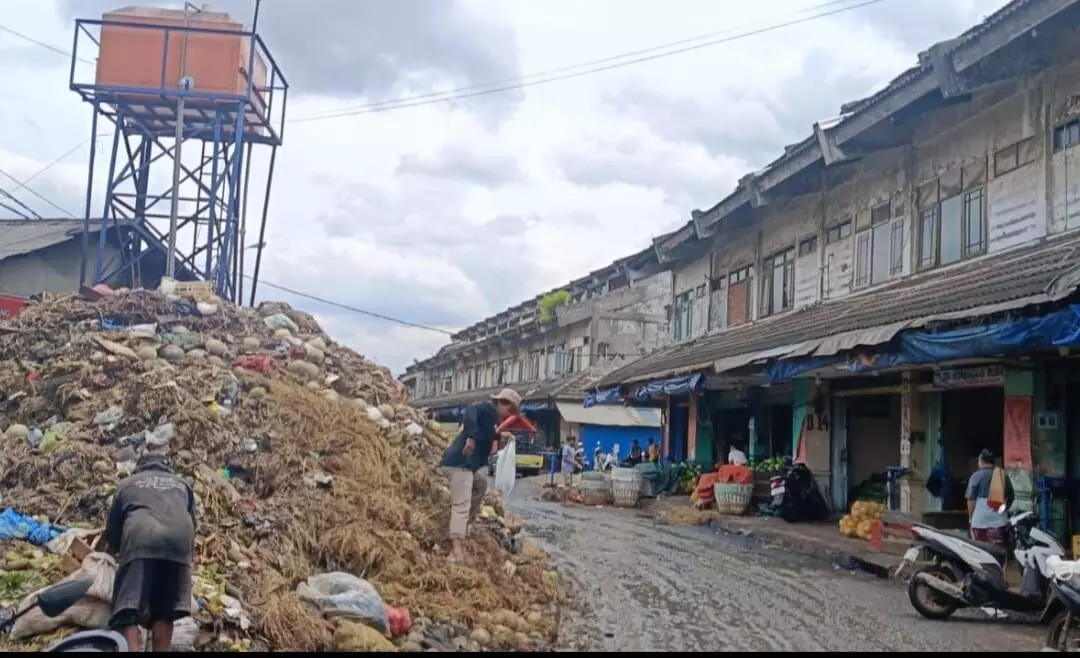 Sampah menumpuk, Pasar Induk Caringin Bandung tambah semrawut Sampah menumpuk, Pasar Induk Caringin Bandung tambah semrawut