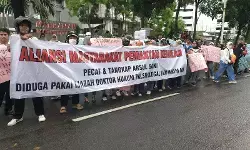 Sikapi dugaan ijazah palsu Asrul Sani, massa AMPK datangi MK