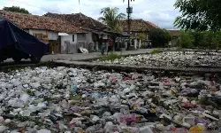 Tumpukan sampah sepanjang 30 meter sumbat kali Tirtayasa Serang