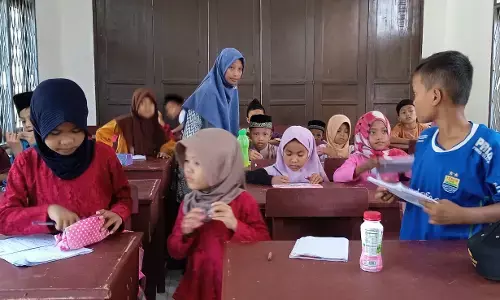 Dari Rumah Baca Pesisir:  Kisah Ratna Sari nyalakan cahaya ilmu di Desa Pantai Cermin