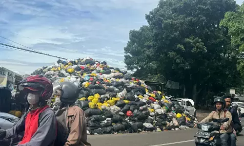 Sampah menggunung di TPS Gunung Batu Timur Bandung, warga sekitar angkat bicara