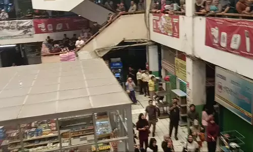 Langkah Pasar Jaya tutup kios di Pasar Pramuka disebut ilegal Langkah Pasar Jaya tutup kios di Pasar Pramuka disebut ilegal