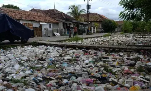 Tumpukan sampah sepanjang 30 meter sumbat kali Tirtayasa Serang Tumpukan sampah sepanjang 30 meter sumbat kali Tirtayasa Serang