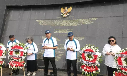 Gus Ipul bareng siswa Sekolah Rakyat berwisata sejarah ke Monumen Palagan Lengkong Gus Ipul bareng siswa Sekolah Rakyat berwisata sejarah ke Monumen Palagan Lengkong