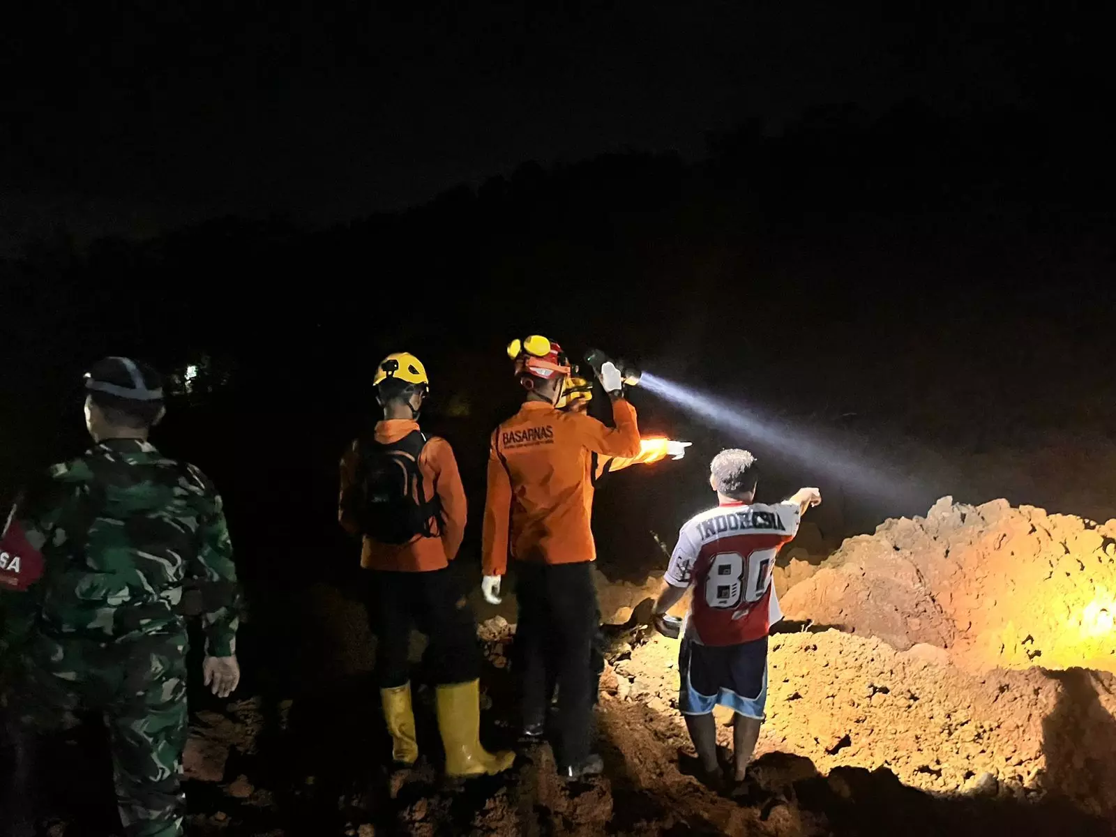 Tanah longsor terjang Majenang, dua warga meninggal, 21 dalam pencarian Tanah longsor terjang Majenang, dua warga meninggal, 21 dalam pencarian