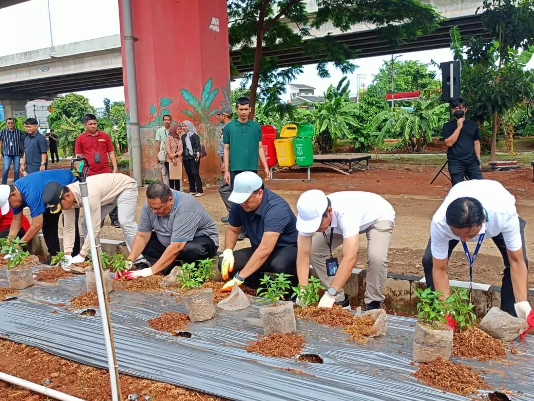 Aksi serentak World Habitat Day, Pemkot Jaktim - PT Pegadaian tanam ribuan bibit pohon Aksi serentak World Habitat Day, Pemkot Jaktim - PT Pegadaian tanam ribuan bibit pohon