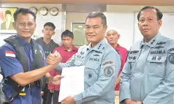 Bakamla RI jemput empat nelayan Indonesia di perbatasan laut Indonesia–Malaysia