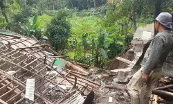 BPBD Cianjur turunkan petugas karena pergeseran tanah meluas BPBD Cianjur turunkan petugas karena pergeseran tanah meluas