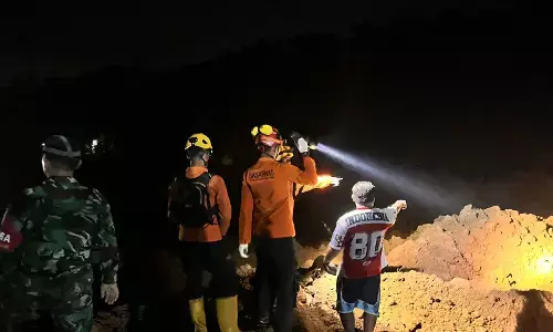 Tanah longsor terjang Majenang, dua warga meninggal, 21 dalam pencarian Tanah longsor terjang Majenang, dua warga meninggal, 21 dalam pencarian