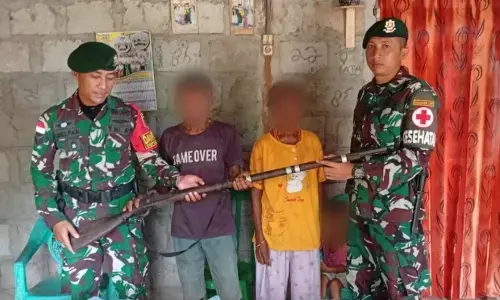 Satgas Pamtas Yonarhanud 2 Kostrad terima penyerahan senjata api springfield dari warga