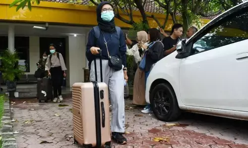 KPK bawa dokumen dari rumah Sekda Ponorogo dan Direktur RSUD di Madiun KPK bawa dokumen dari rumah Sekda Ponorogo dan Direktur RSUD di Madiun