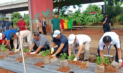 Aksi serentak World Habitat Day, Pemkot Jaktim - PT Pegadaian tanam ribuan bibit pohon Aksi serentak World Habitat Day, Pemkot Jaktim - PT Pegadaian tanam ribuan bibit pohon