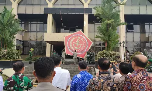 Sengketa gedung Pemkot berakhir, TNI turunkan logo, wali kota sujud syukur Sengketa gedung Pemkot berakhir, TNI turunkan logo, wali kota sujud syukur
