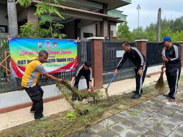 Dalam rangka HUT Polairud K-75, SAT Polaruid Tegal Kota gelar bakti sosial lingkungan bersih Dalam rangka HUT Polairud K-75, SAT Polaruid Tegal Kota gelar bakti sosial lingkungan bersih